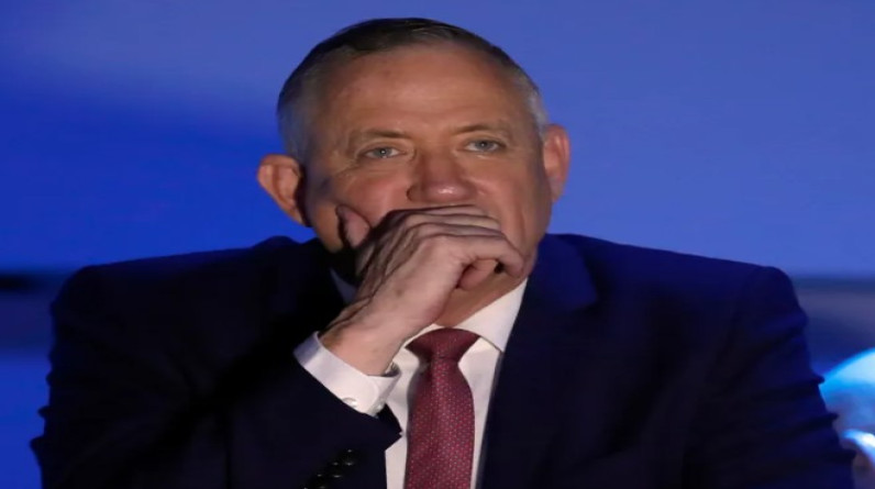 غانتس يهاجم نتنياهو ويقول إنه منفصل عن الواقع